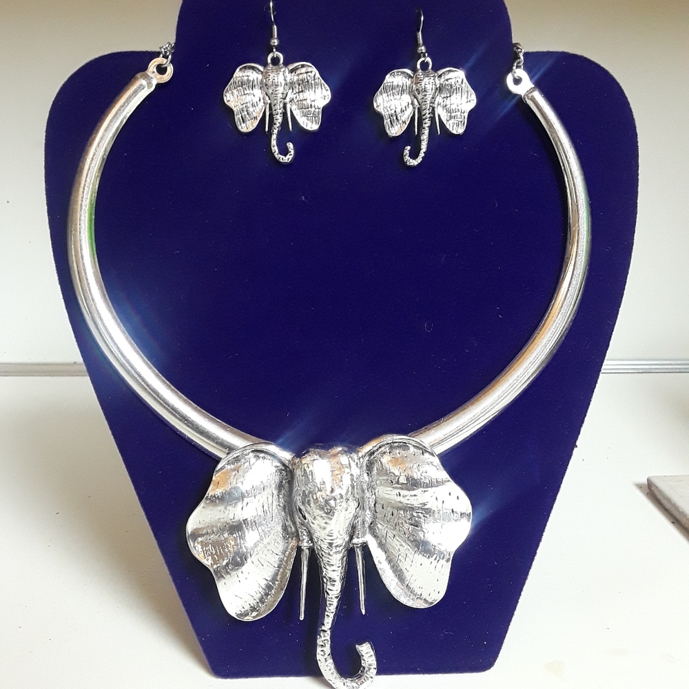 Necklace & earring set